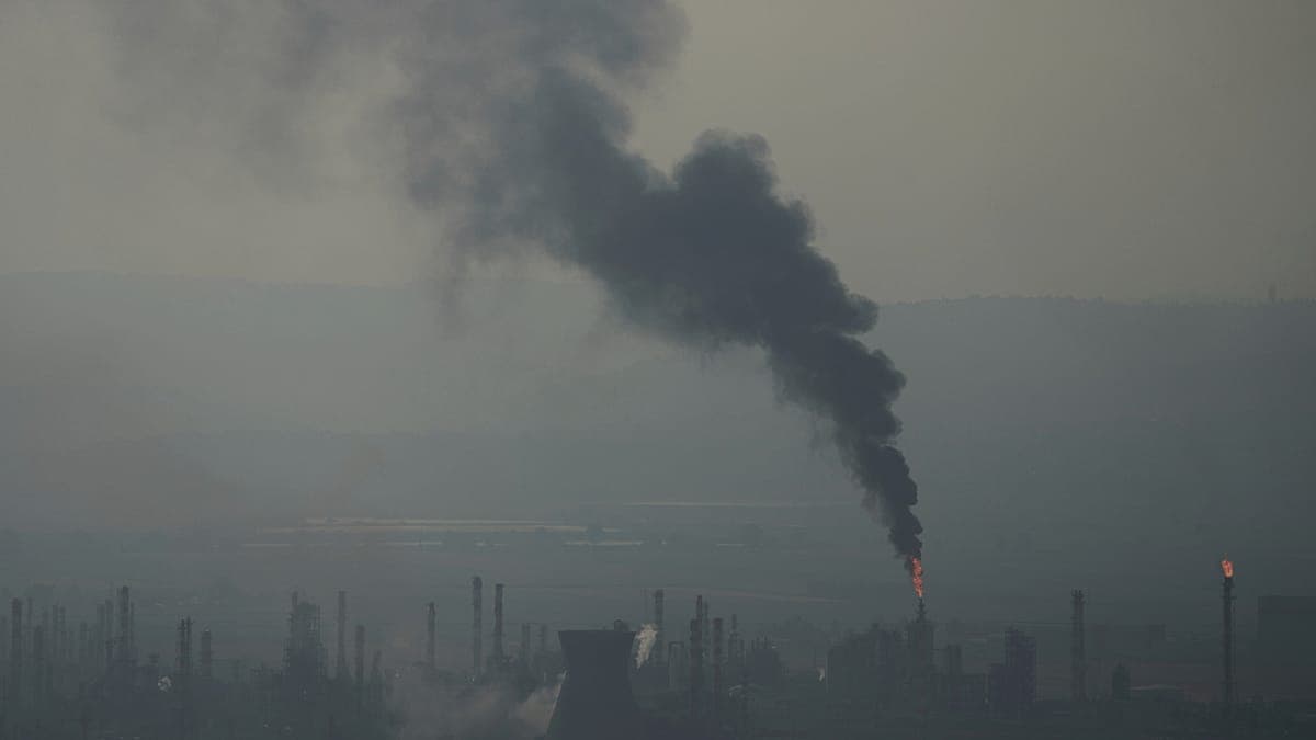 El consumo global de petróleo sufrirá su primera contracción desde la pandemia, advierte la AIE
