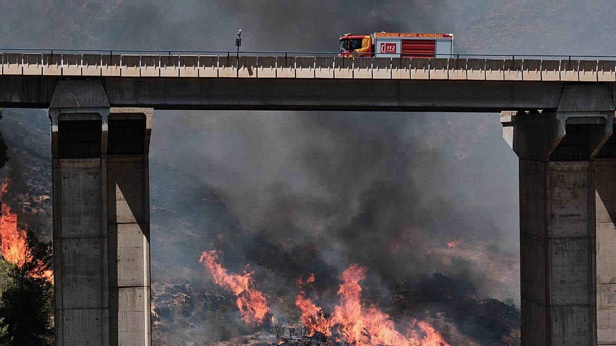 La Unión Europea activa su sistema satelital para monitorear el grave incendio en Almería