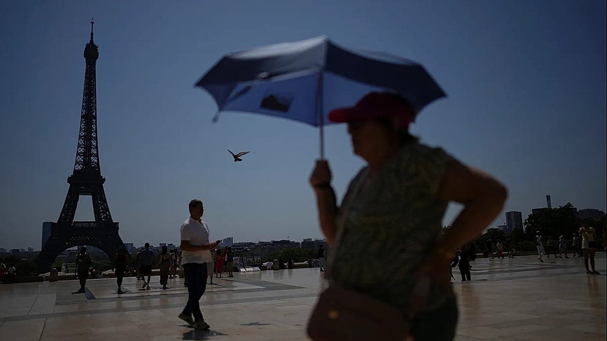 Alerta roja en Francia: la Torre Eiffel y los principales monumentos de París reducen sus horarios por una ola de calor extrema