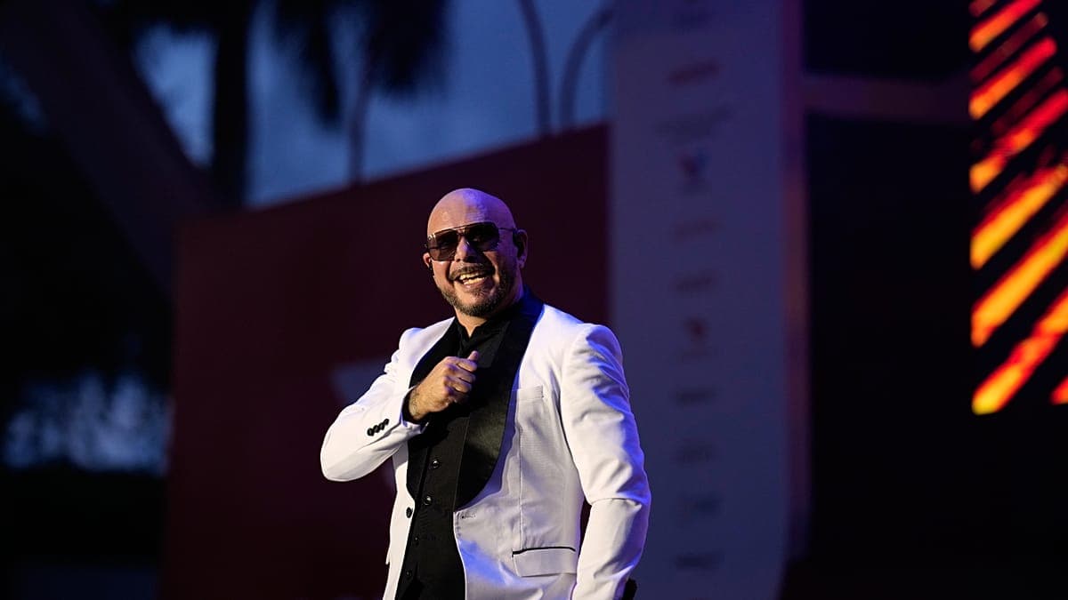 Pitbull hizo historia en Londres: miles de fanáticos se lookearon como él y rompieron un récord mundial