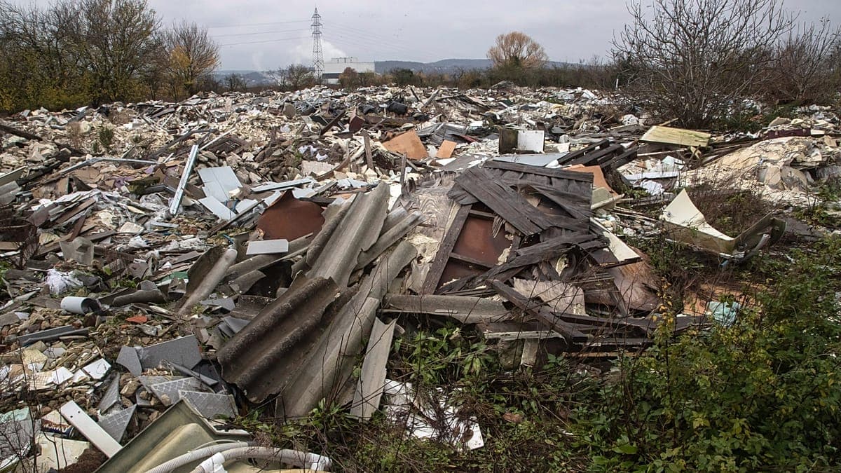 Desbaratan una red que traficaba miles de toneladas de basura de Francia a España