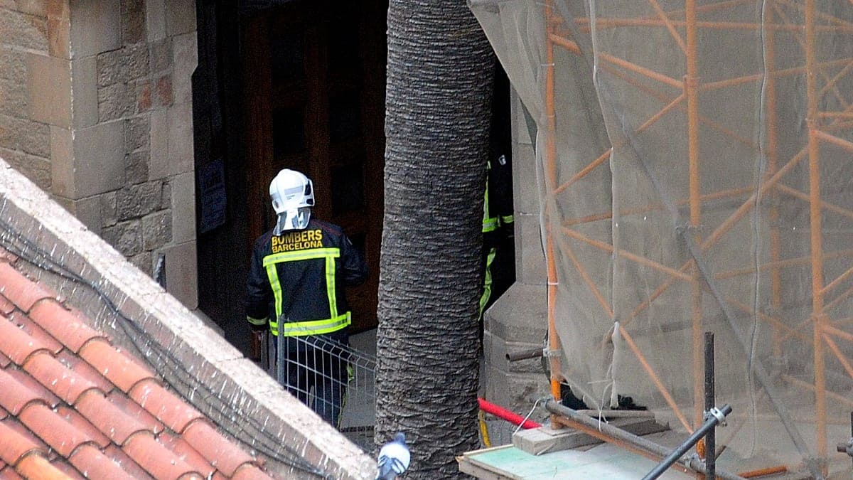 Tragedia en Barcelona: muere una persona al arrojarse de un cuarto piso para escapar de un incendio