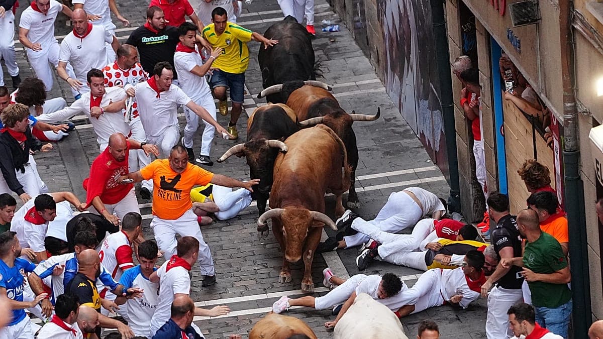 San Fermín: casi 60 heridos por cornadas y golpes en los encierros de España