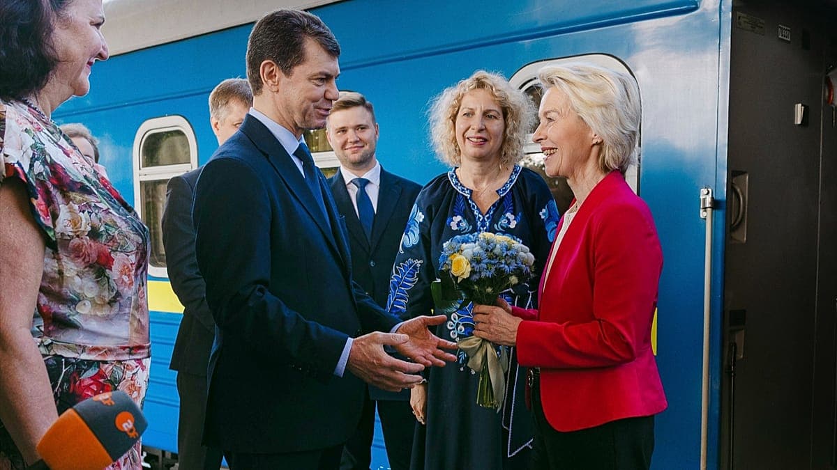 Gesto de apoyo clave: Ursula von der Leyen desembarca en Kiev para acelerar la alianza militar y política con Ucrania