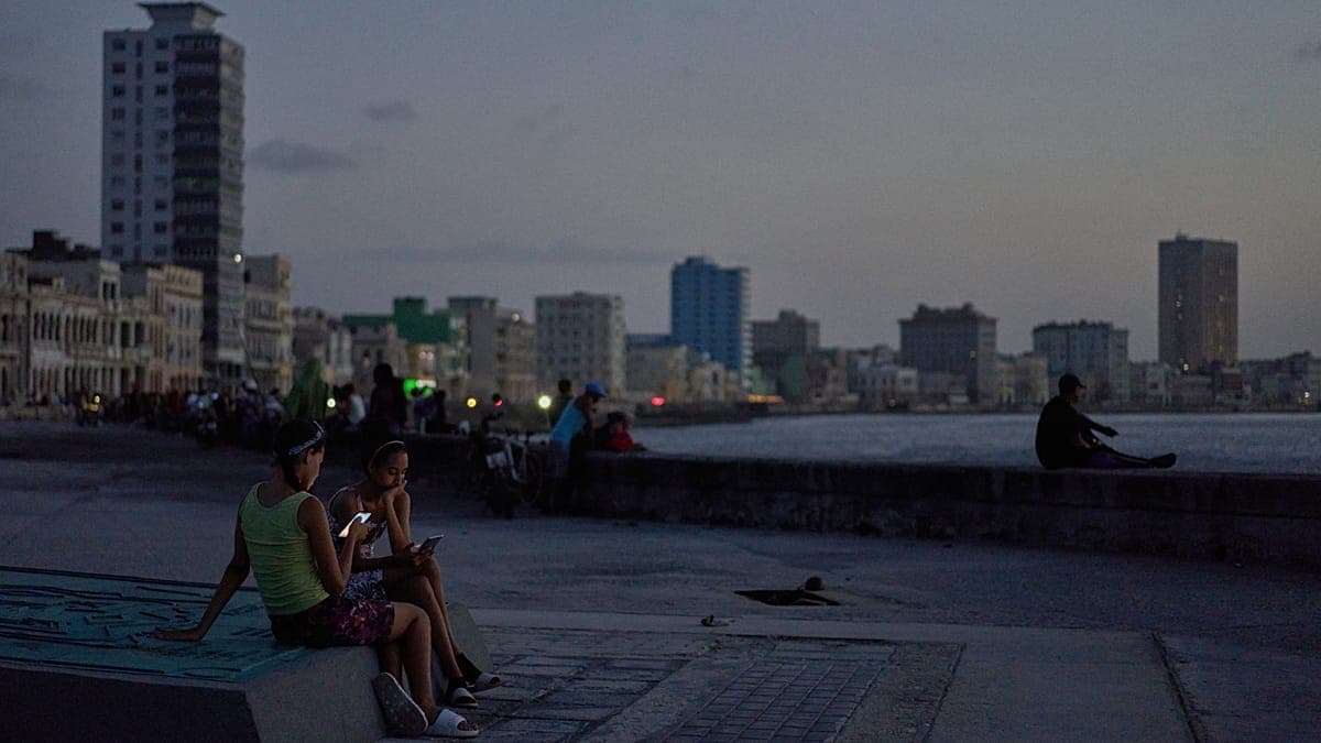 Cuba a oscuras: un nuevo colapso en la red eléctrica provoca el tercer apagón total en diez días