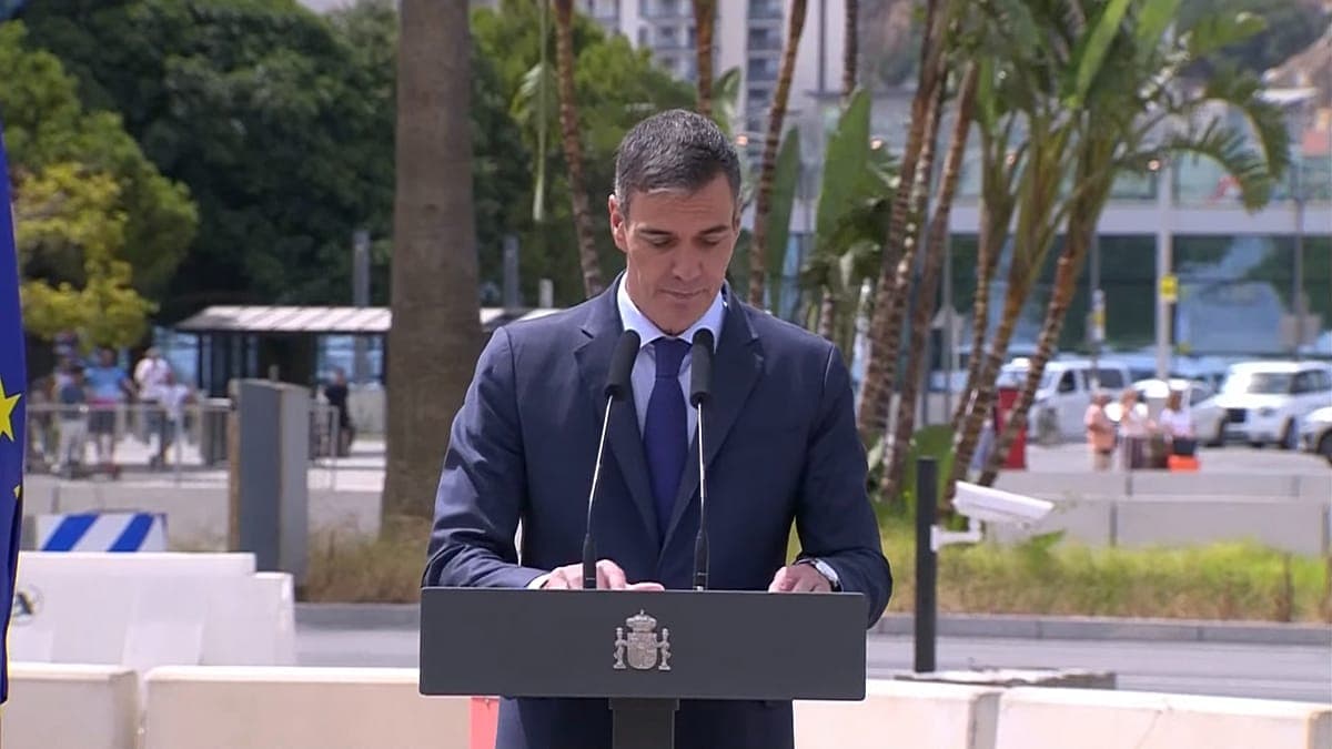 Pedro Sánchez encabezó la demolición de la Verja: "Cae el último muro de Europa Occidental"