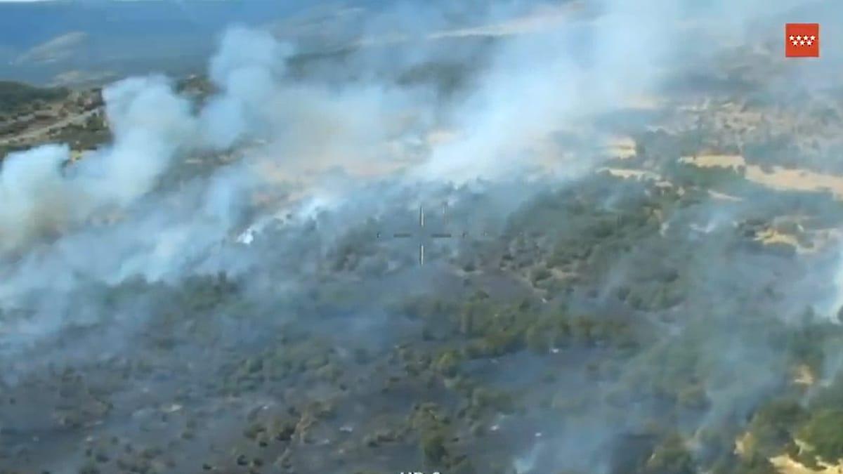 Alerta en España: un incendio forestal en Madrid obligó a confinar dos localidades y a cortar una autopista clave