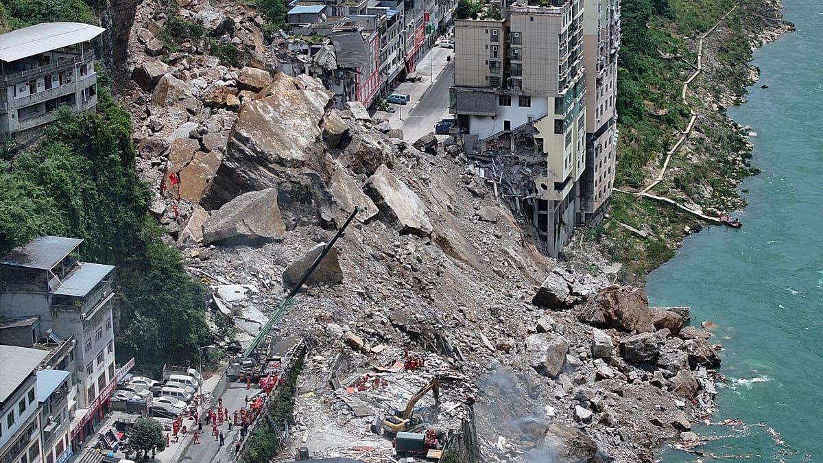 Desborde en China: un fuerte deslizamiento de tierra sepultó una zona residencial y buscan a contrarreloj a sobrevivientes