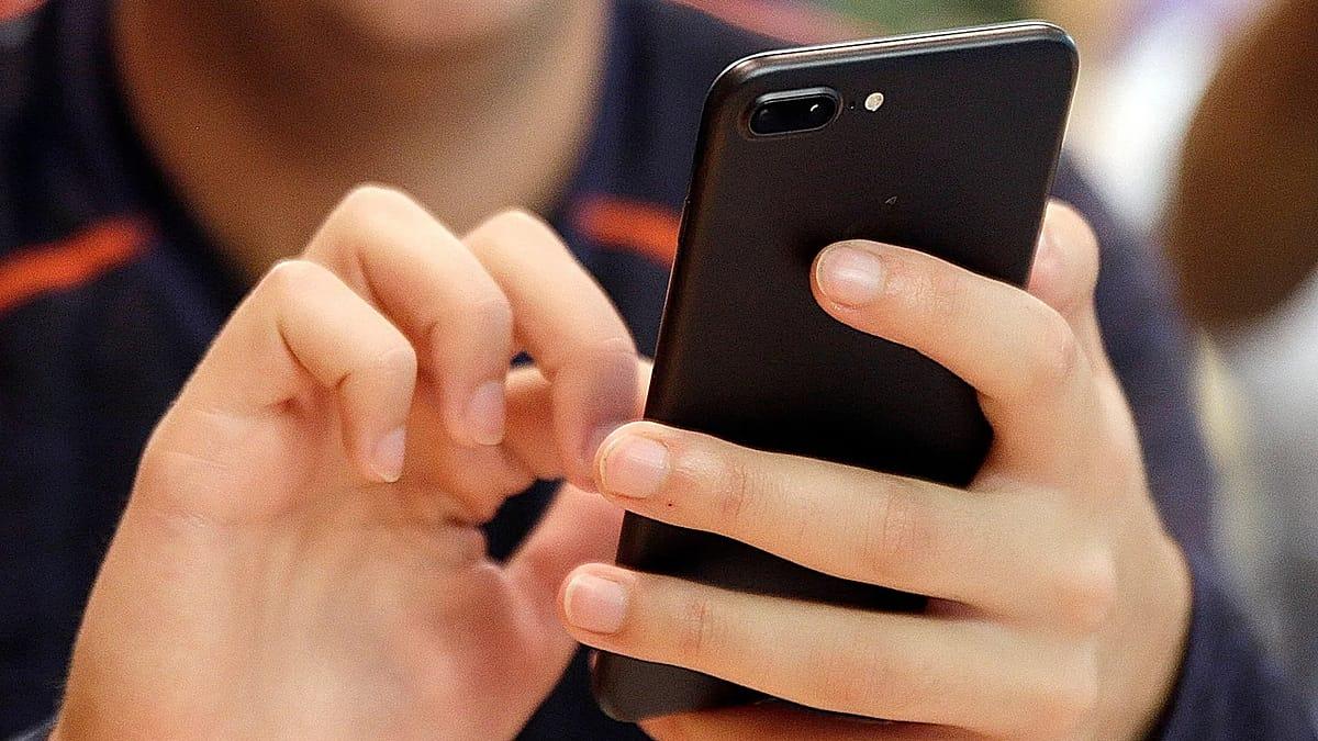 Celulares bajo la lupa: cómo el uso diario está dañando las manos y cómo prevenirlo