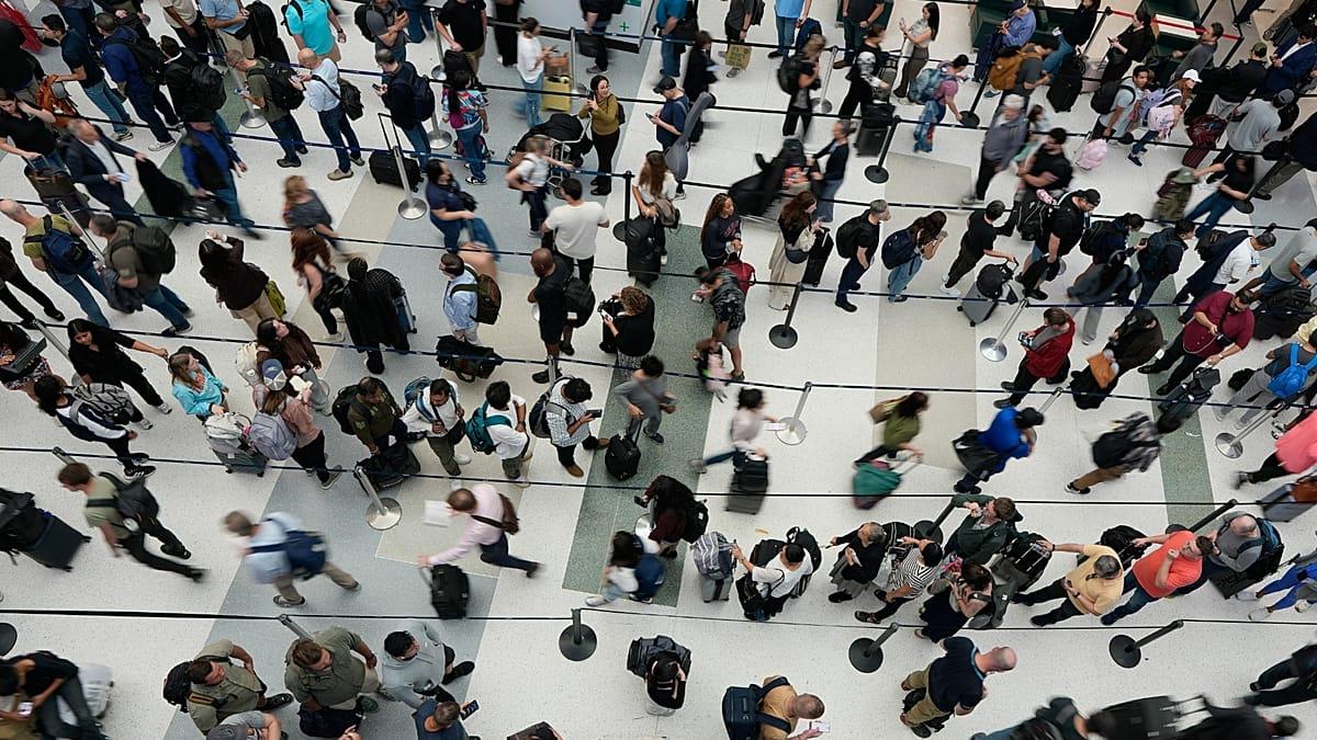 Embarazo y viajes en avión: cuáles son los derechos clave para volar sin estrés