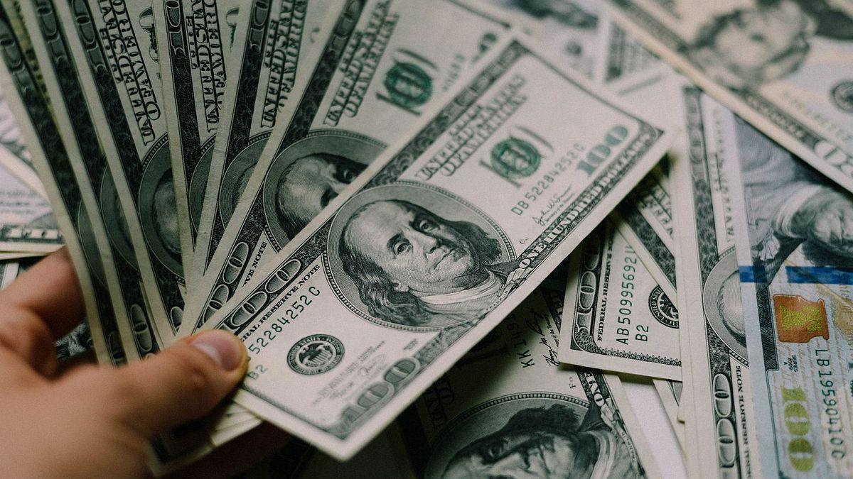 Mercado cambiario: el dólar blue trepó a $1.540 y rozó su récord