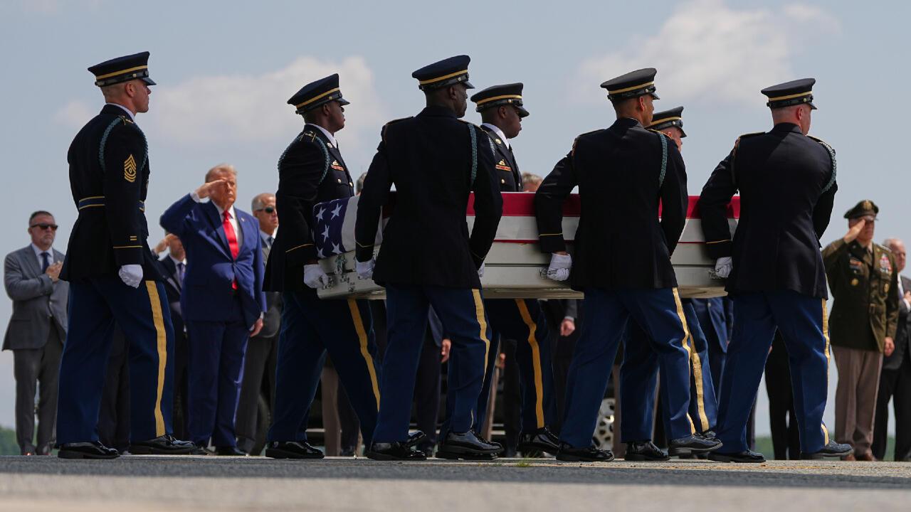 Donald Trump y su dura promesa a Irán tras recibir a cuatro soldados caídos