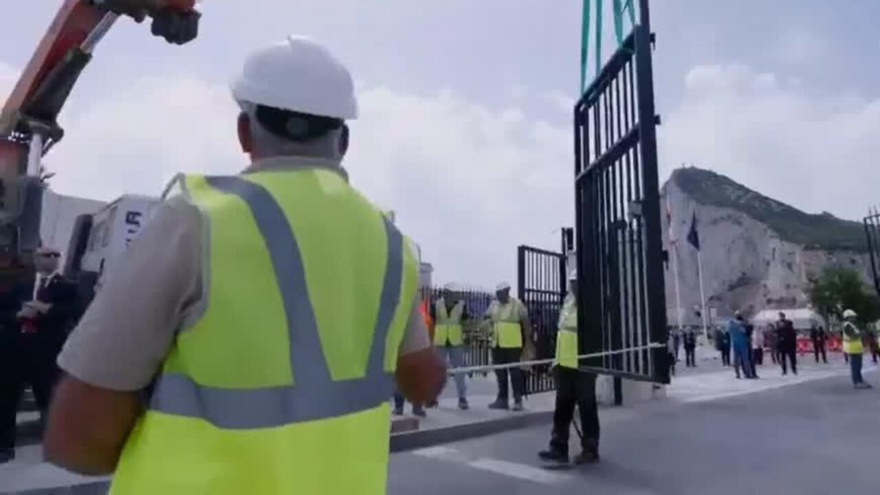 Histórico: retiran la valla que dividía a España de Gibraltar tras más de un siglo