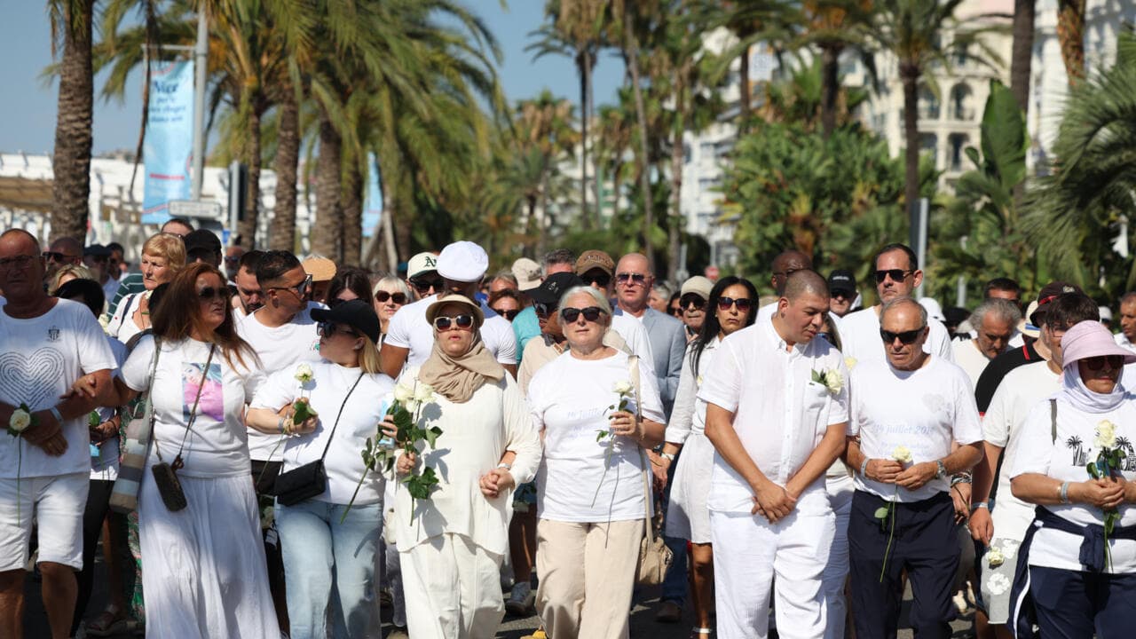 Niza conmemora con una marcha silenciosa los diez años del trágico atentado yihadista