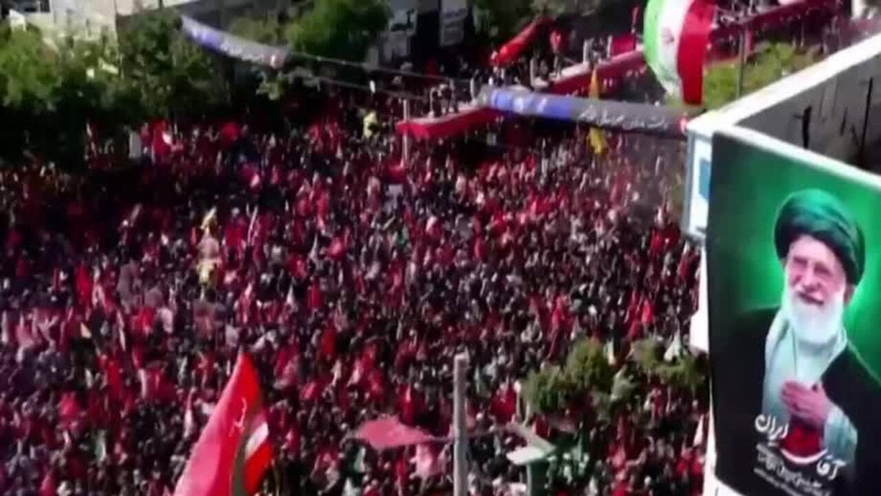 Irán despide a Alí Jameneí entre funerales multitudinarios y el rechazo de la oposición
