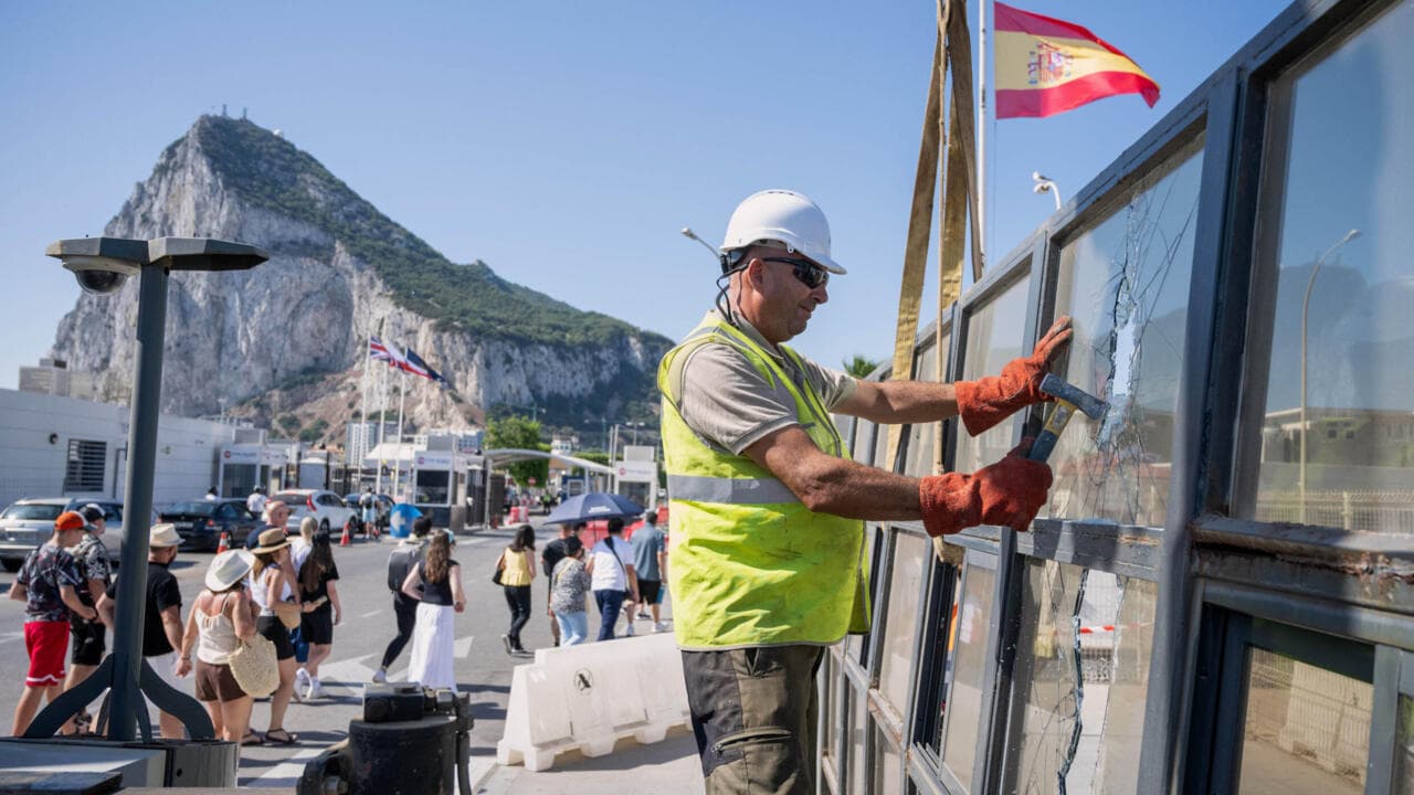 Histórico: retiran la Verja de Gibraltar y se elimina la última gran frontera física de Europa occidental