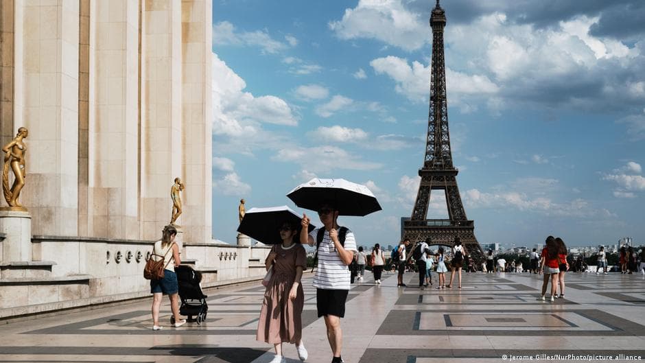 Ola de calor extrema en París: cierran la Torre Eiffel y los principales museos