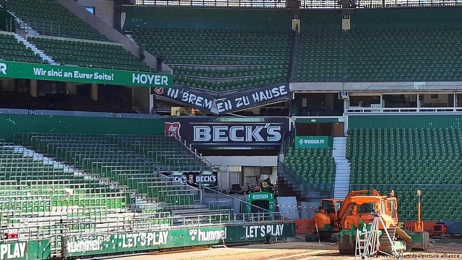 Alarma en Alemania: se derrumbó parte de una tribuna en el estadio del Werder Bremen