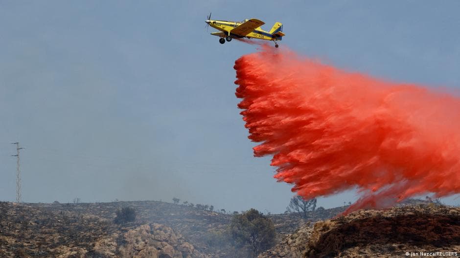 Incendio forestal en España: bomberos logran avances en el combate contra el fuego