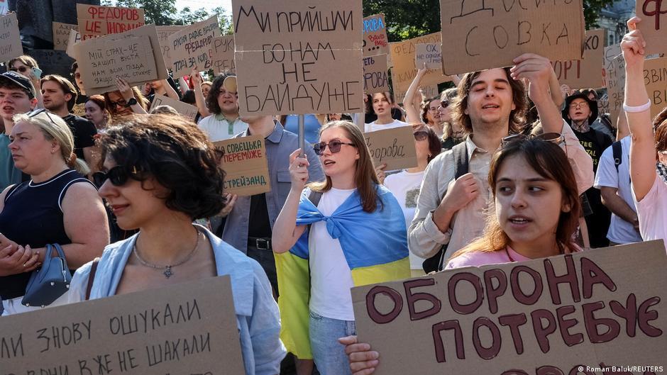 Tensión en Ucrania: masivas manifestaciones tras la remoción del ministro de Defensa, Mykhailo Fedorov