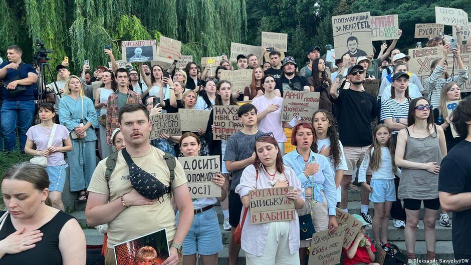 Tensión en Ucrania: miles de personas marchan en Kiev tras la remoción del ministro de Defensa