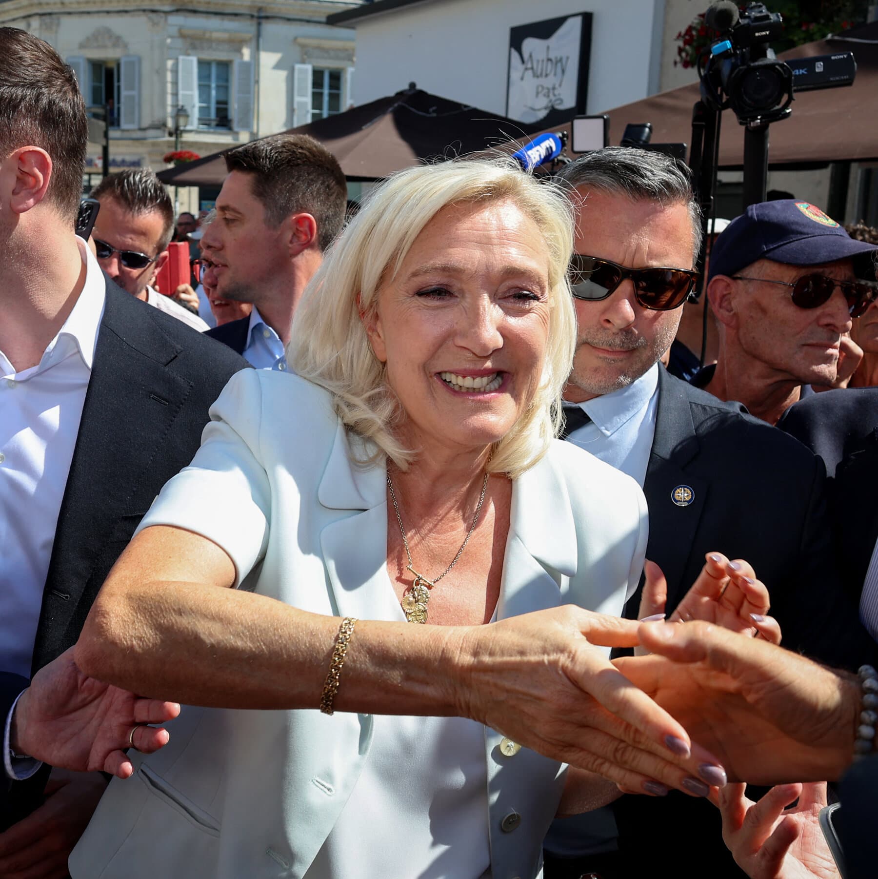 Marine Le Pen lanzó su campaña presidencial tras el aval de la Justicia