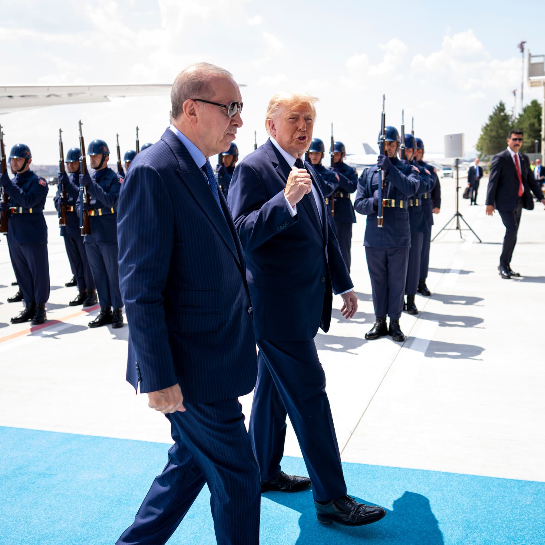 Trump llegó a Turquía para la cumbre de la OTAN y acaparó toda la atención