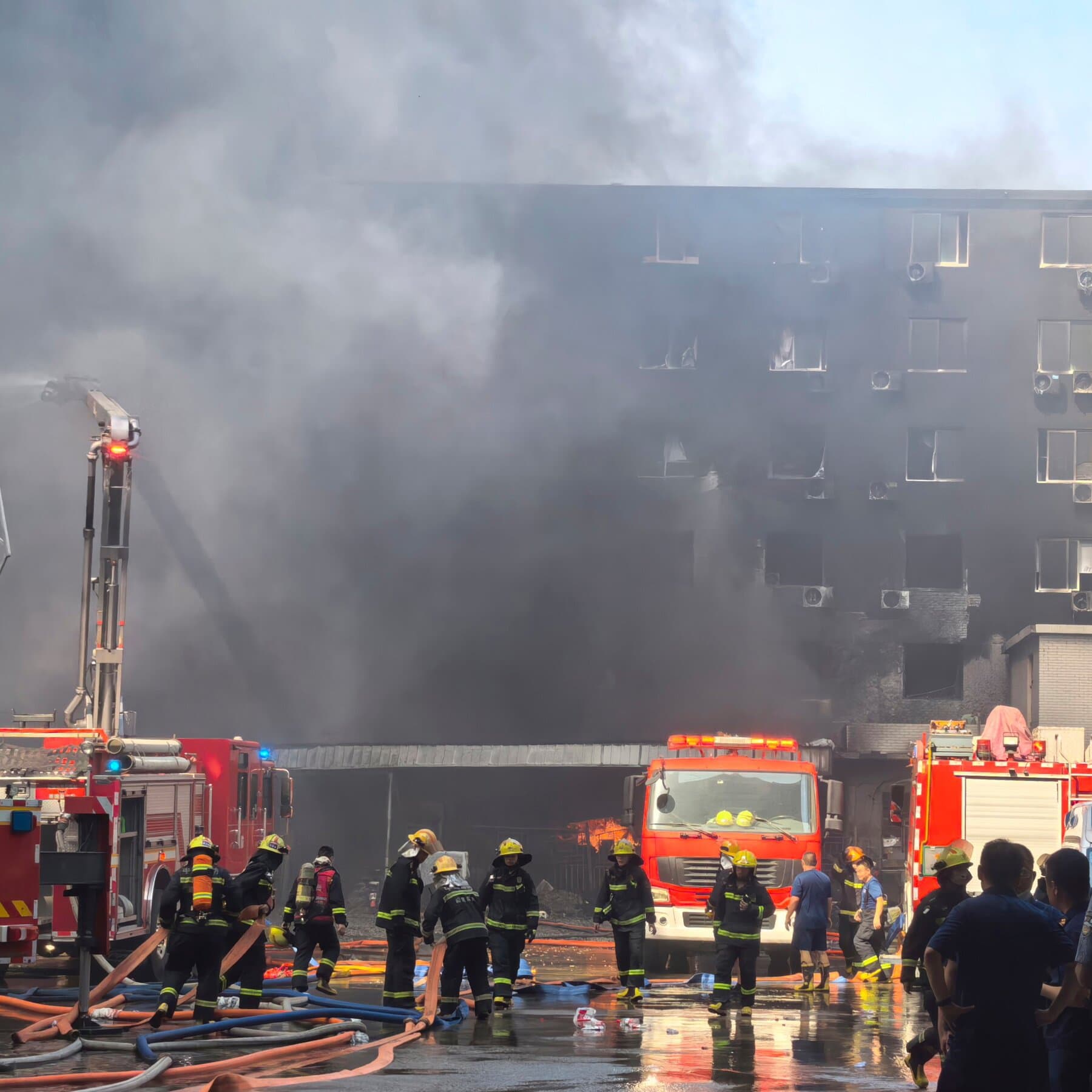 Tragedia en China: un grave incendio en una fábrica de calzado deja múltiples víctimas