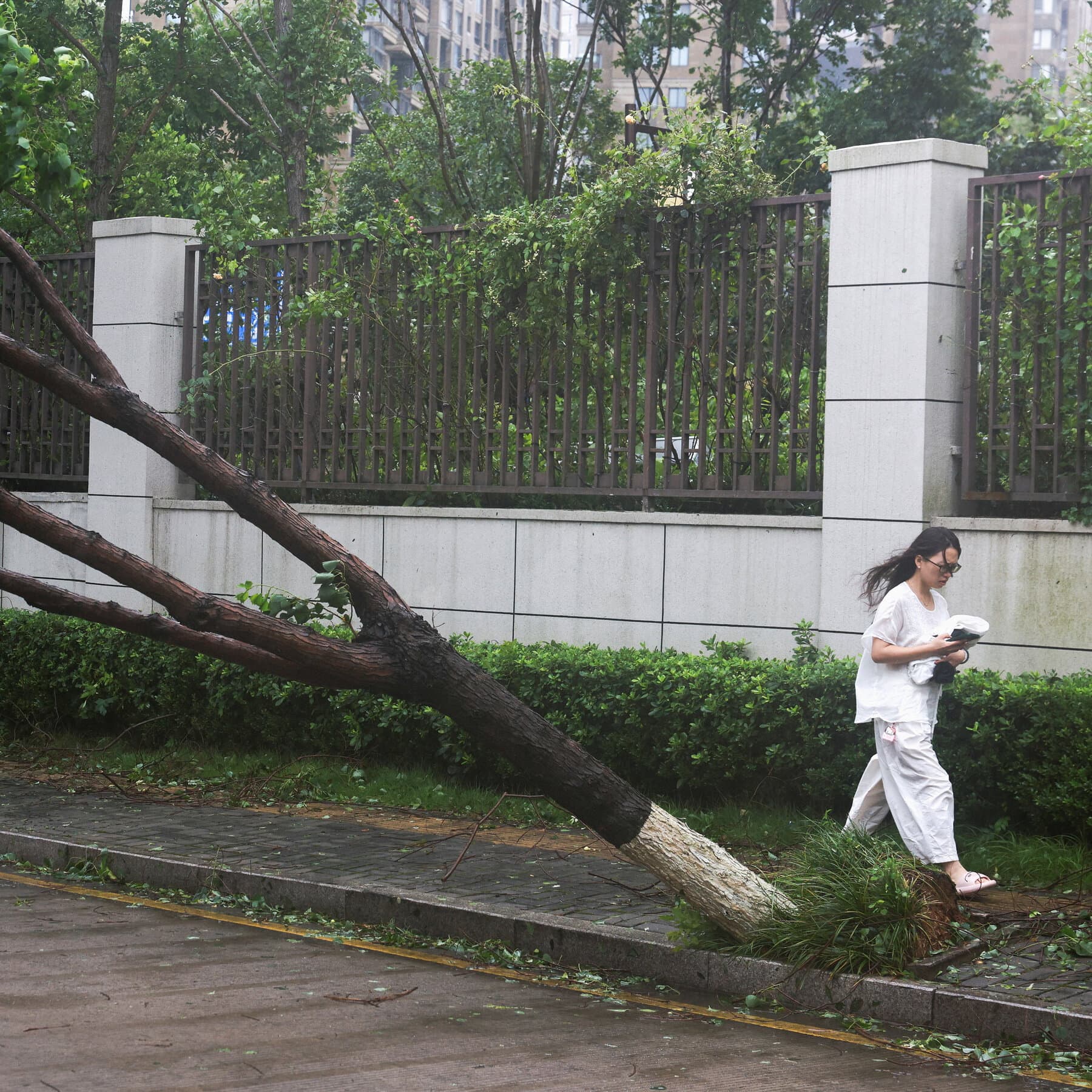 El tifón Bavi tocó tierra en China tras dejar un rastro de destrucción en Asia