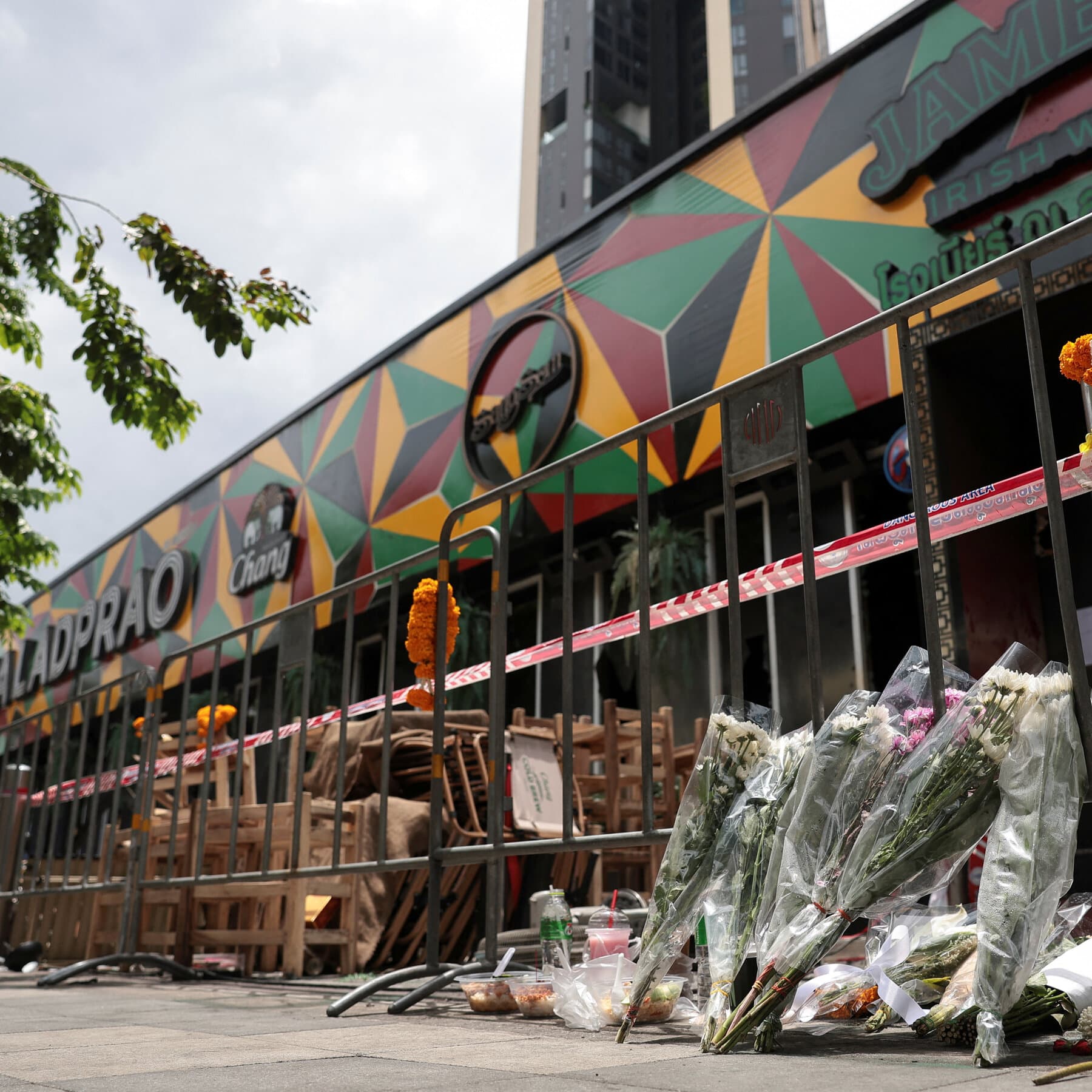 Tragedia en Bangkok: investigan salidas bloqueadas y material inflamable tras el incendio en un bar