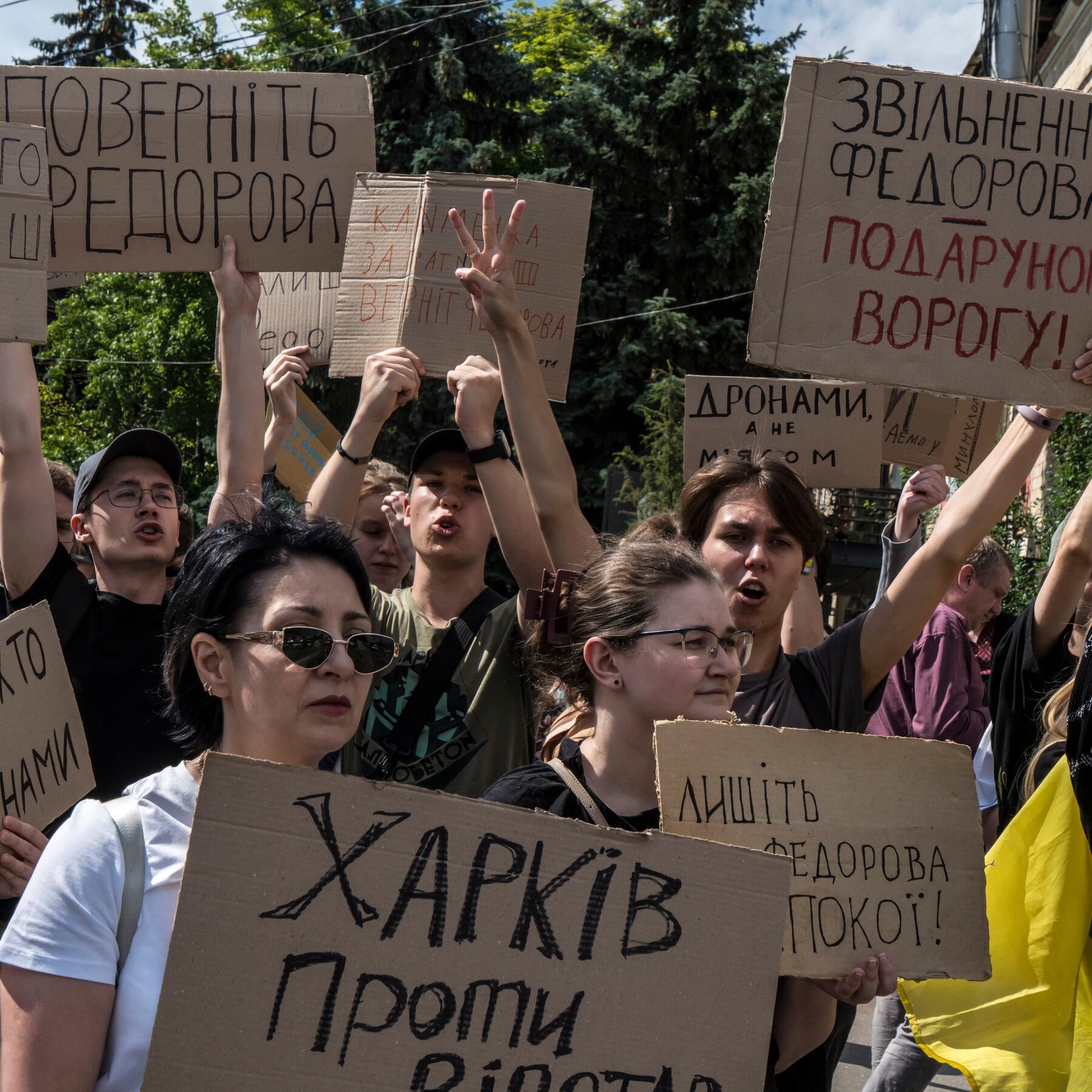 Masivas protestas en Ucrania tras la destitución del ministro de Defensa