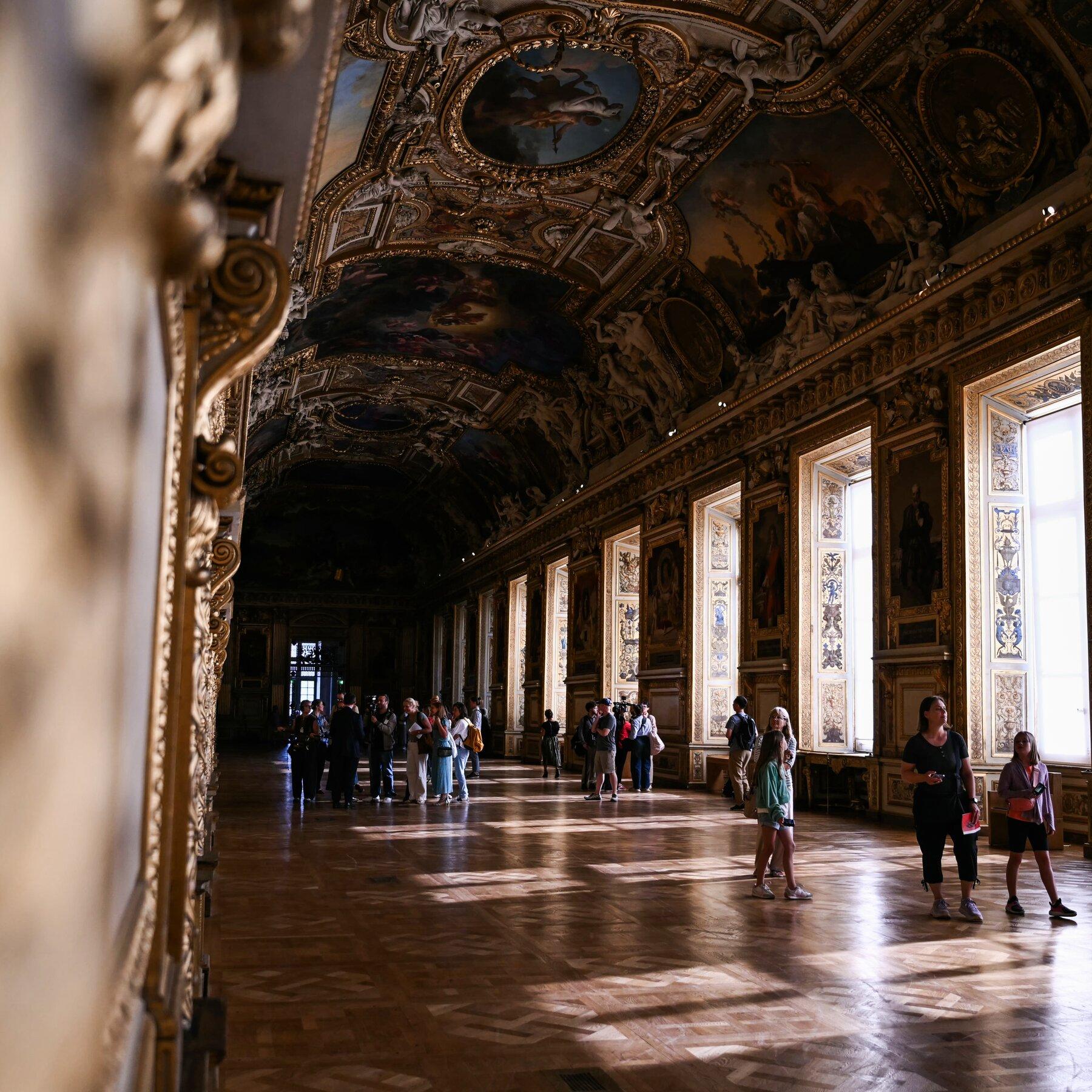 Museo del Louvre reabre la Galería de Apolo tras un robo de joyas