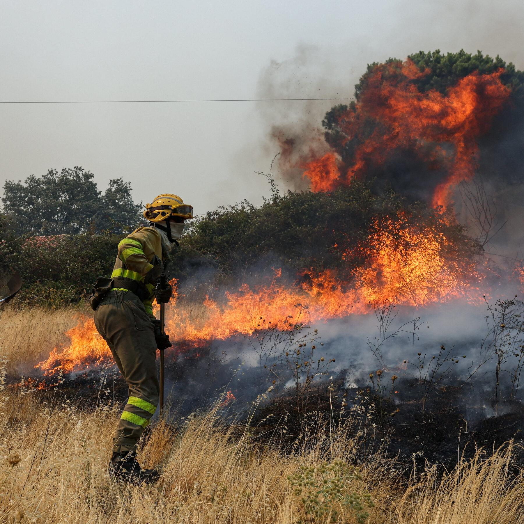 Incendios en España y Francia: casi 200.000 evacuados por las llamas