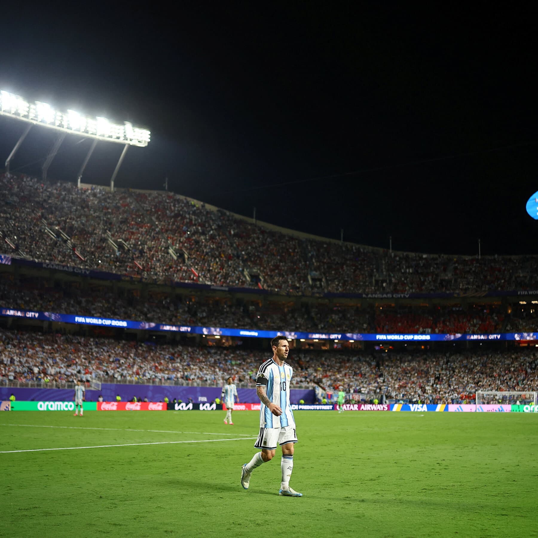 El efecto de las entradas caras: ni la presencia de Messi logró llenar el estadio en cuartos de final