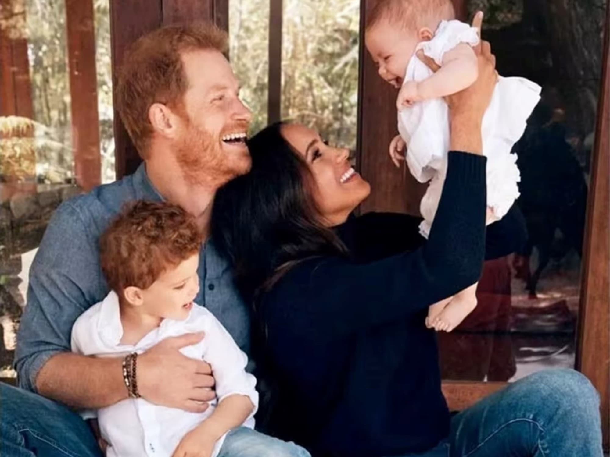 Meghan Markle volvió a Gran Bretaña con sus hijos: fuerte expectativa por una reunión con el rey Carlos III