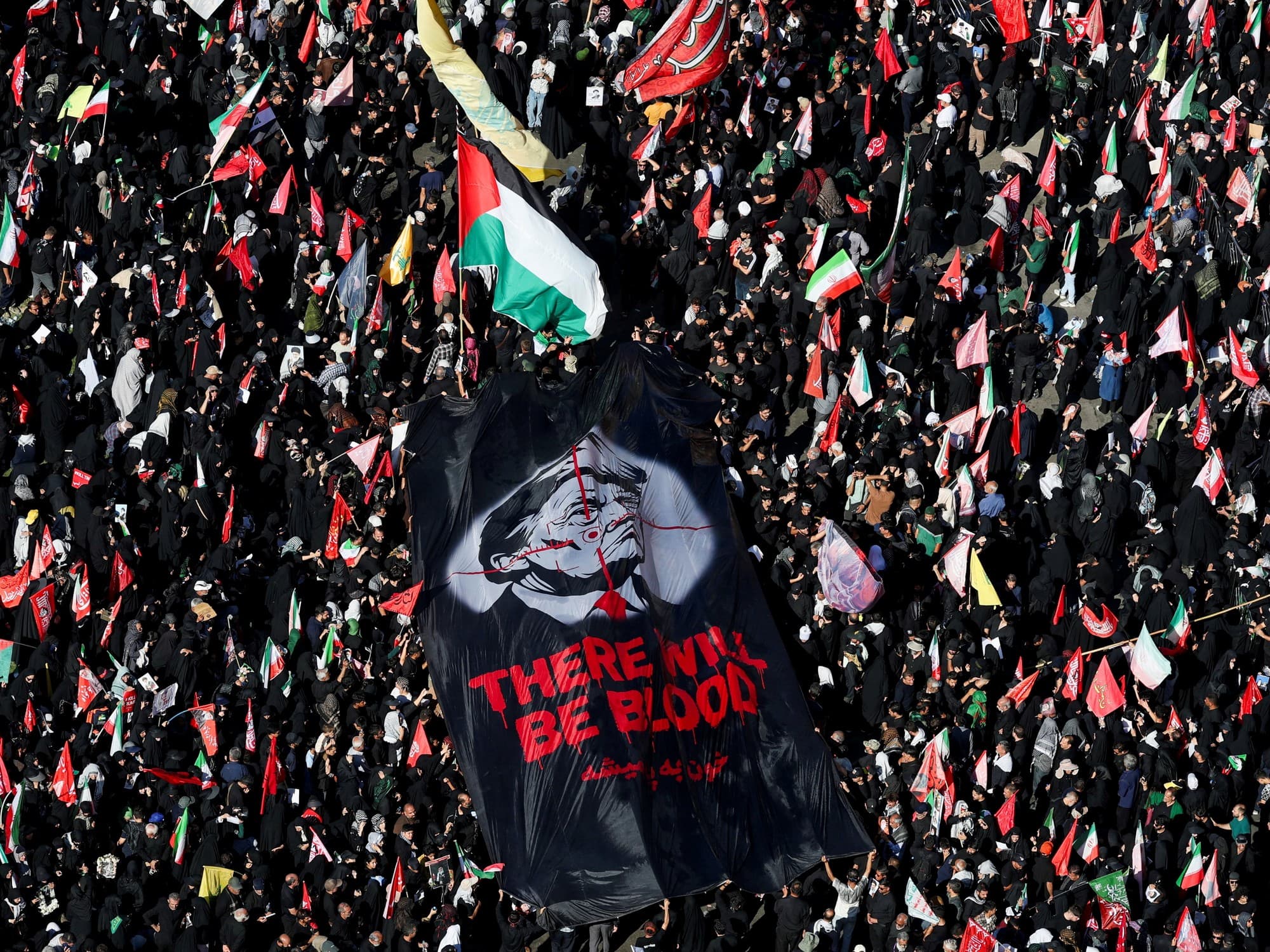 Tensión extrema en Irán: sepultan al líder supremo Alí Khamenei en Mashhad en medio de amenazas a Estados Unidos