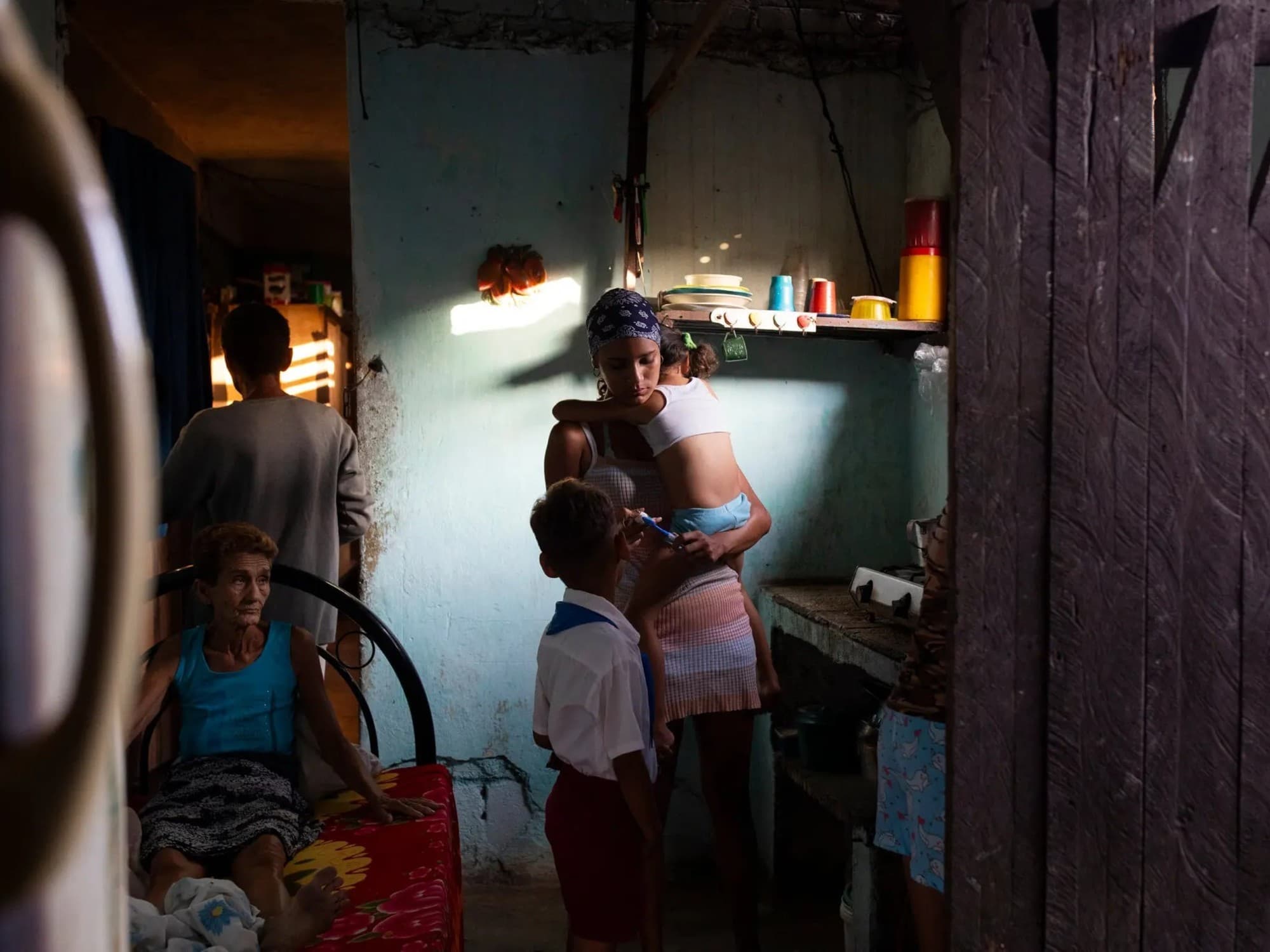 Vivir con lo justo: la red de apoyo comunitario que sostiene a las familias en Cuba
