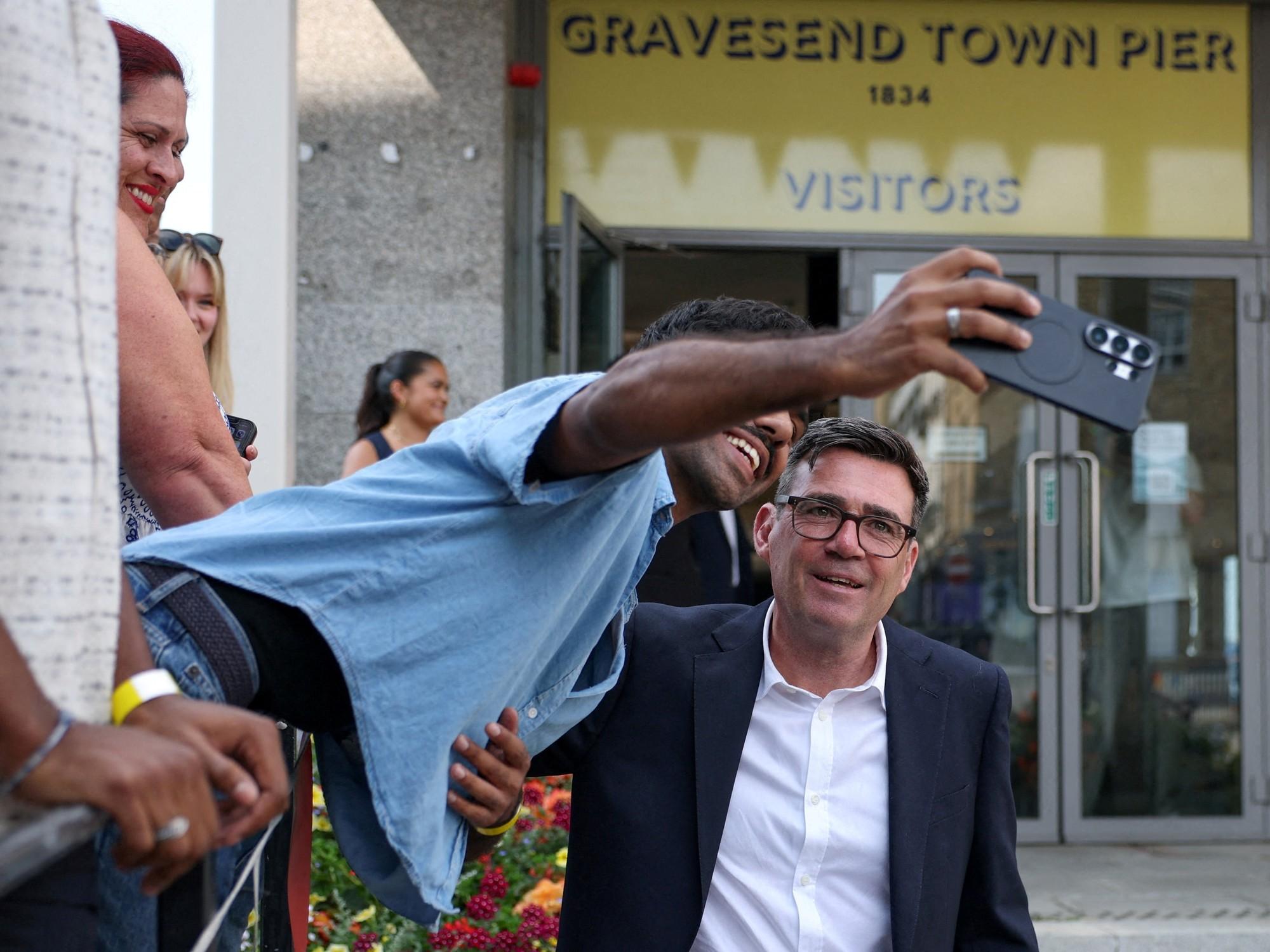 Gran Bretaña: Andy Burnham asume hoy y desplaza al tibio Starmer