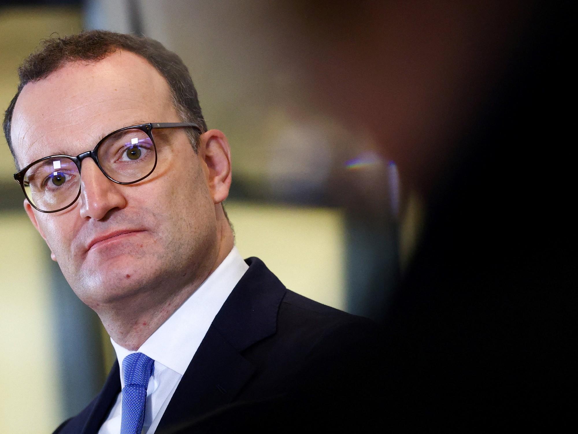 Jens Spahn: renuncia del líder alemán por un vientre de alquiler