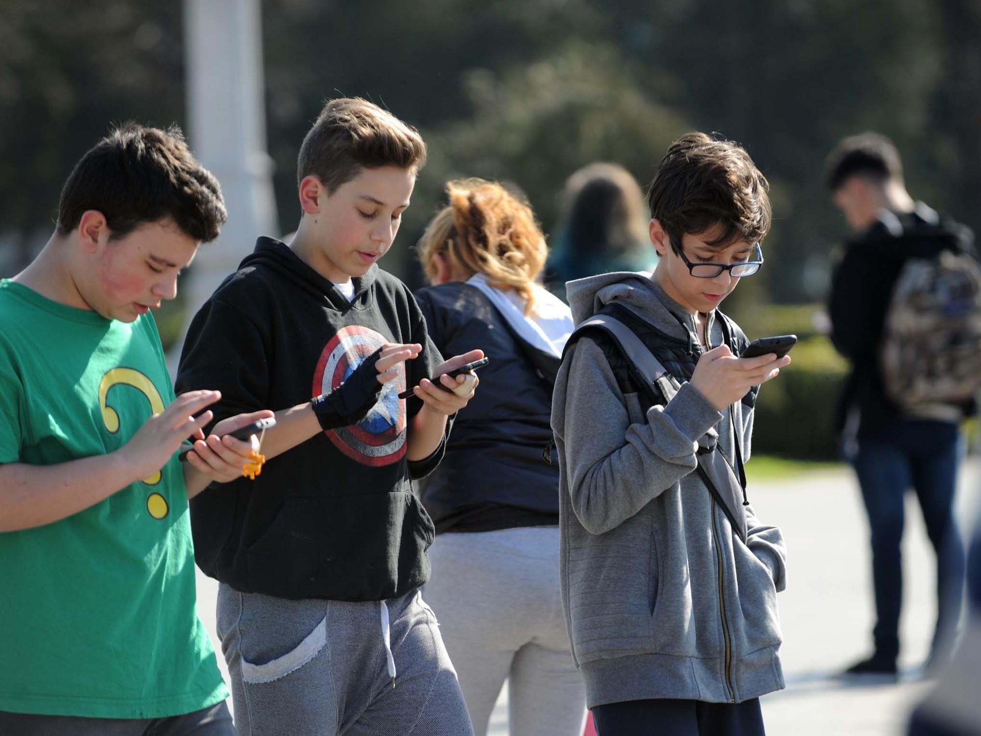 Francia: prohibirá las redes a menores de 15 años en septiembre