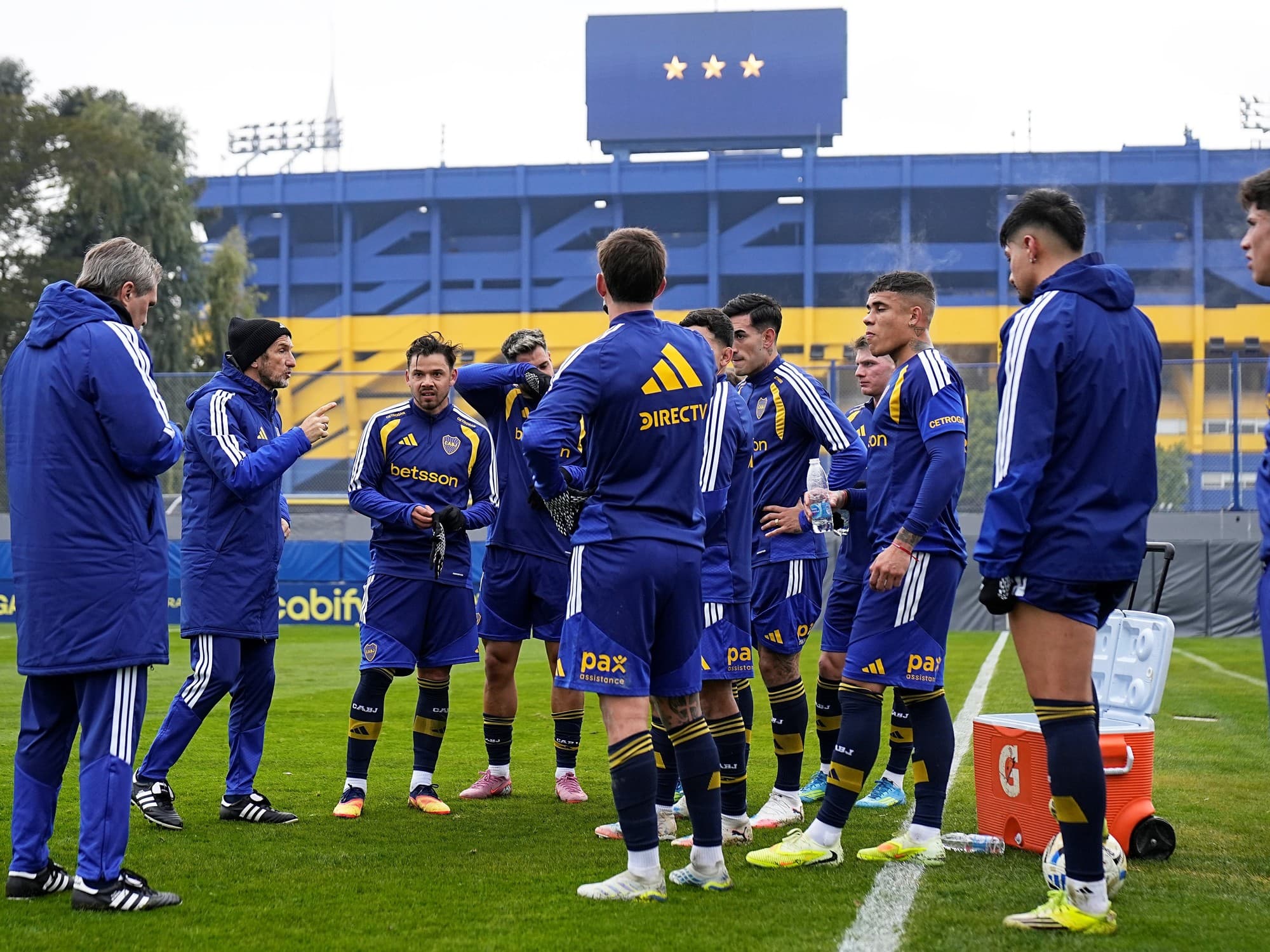 Sin partidos del Mundial, Boca sale a la cancha para mantener activo el fútbol