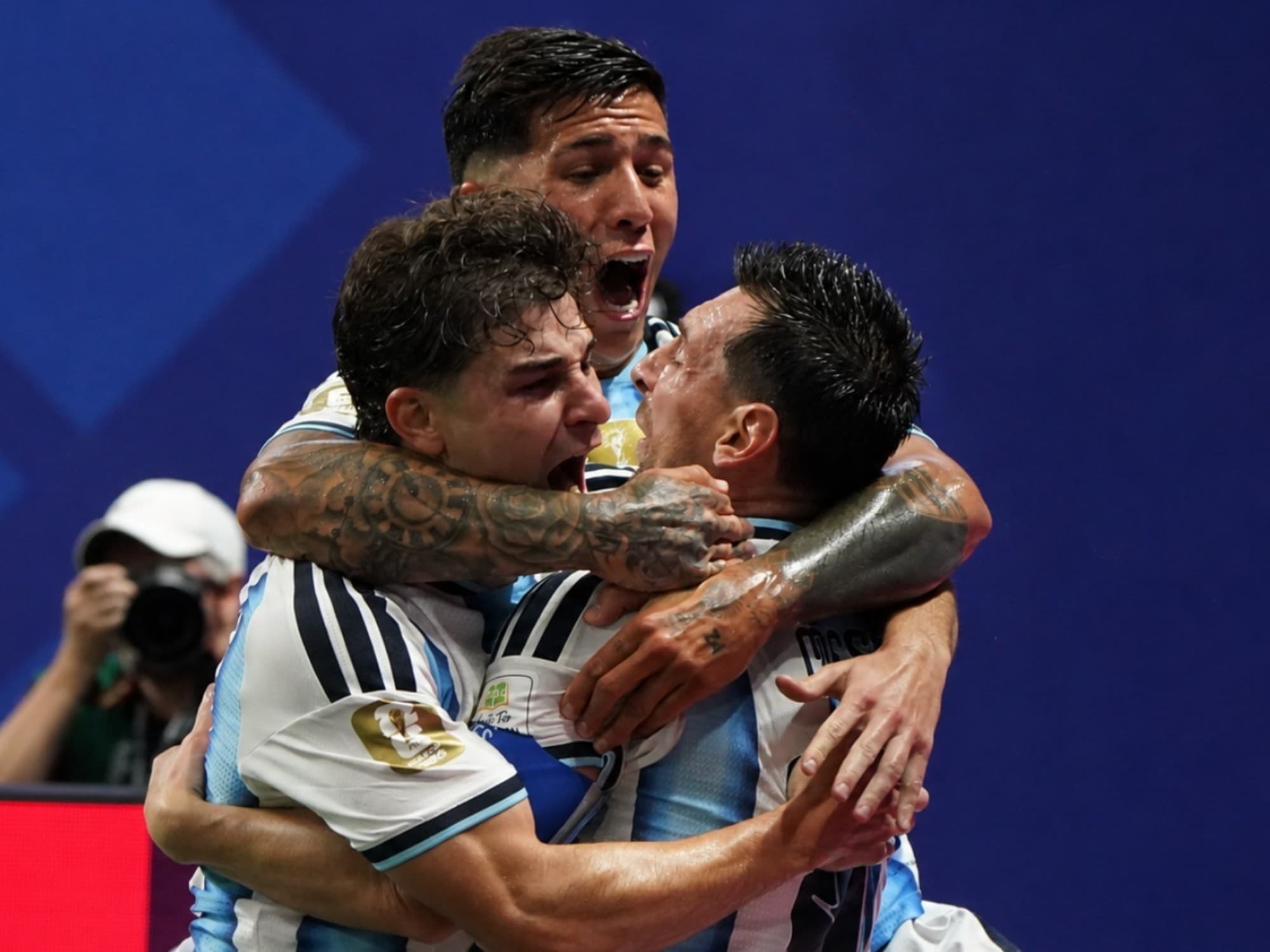 Julián Álvarez recuperó su mejor versión y lideró la clasificación argentina a cuartos de final