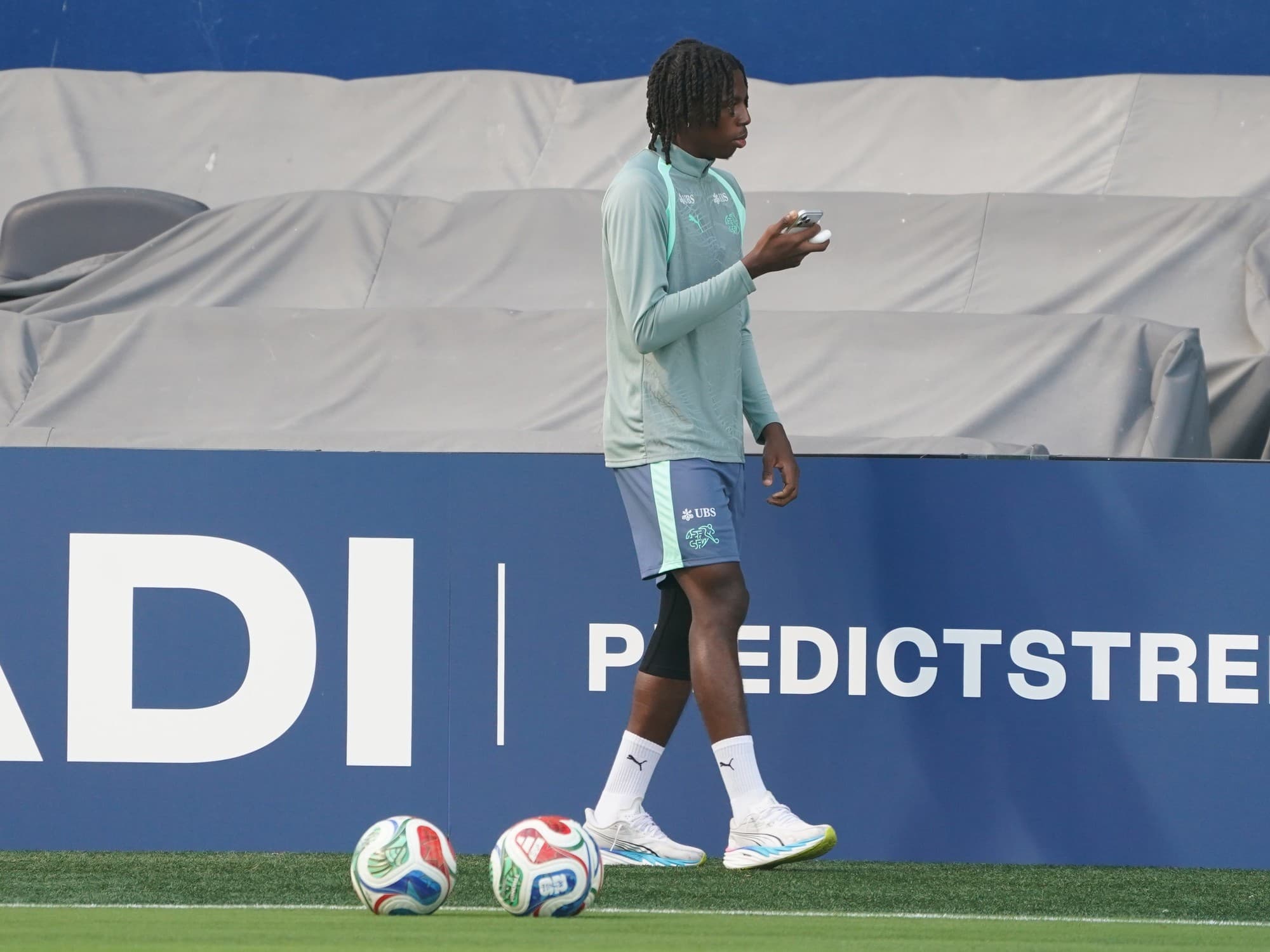Alarma en Suiza: Manzambi arrastra una molestia y es duda para enfrentar a la Selección