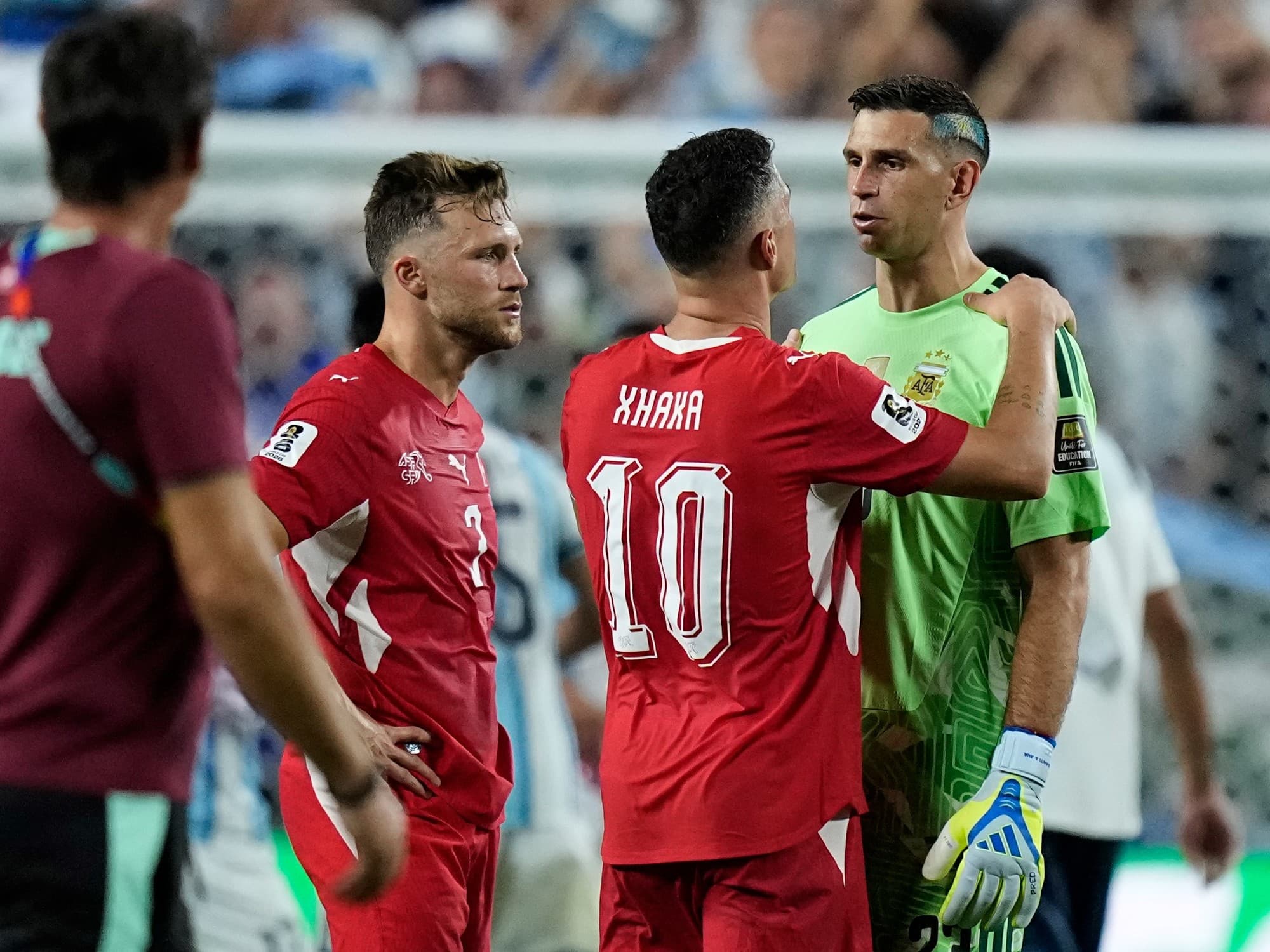 El emotivo descargo del capitán de Suiza tras la eliminación ante Argentina y el llamativo gesto del Dibu Martínez