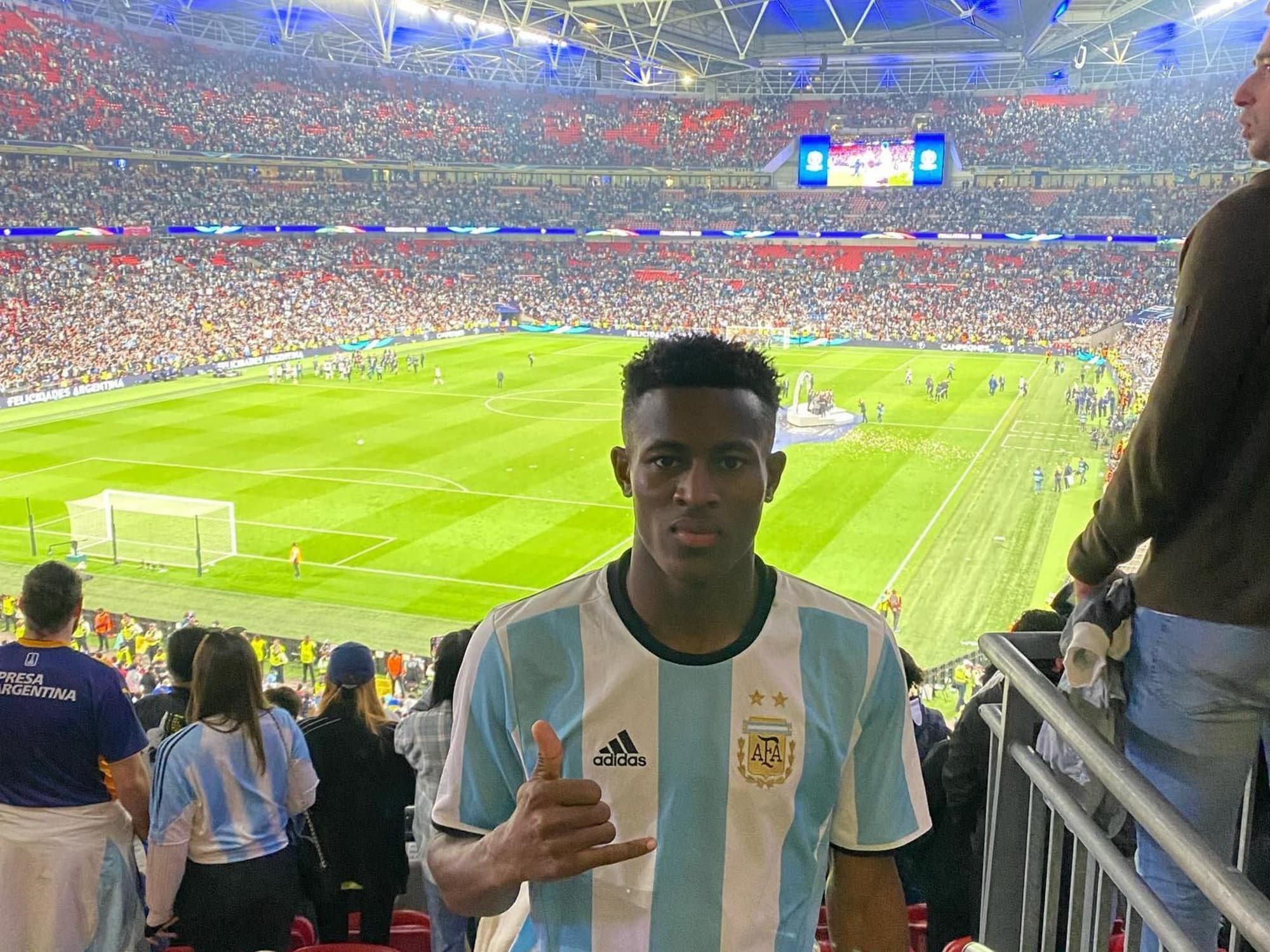 De jugar en el Ascenso a enamorarse de Boca: la increíble historia del inglés que saltaba con los cantos en su contra
