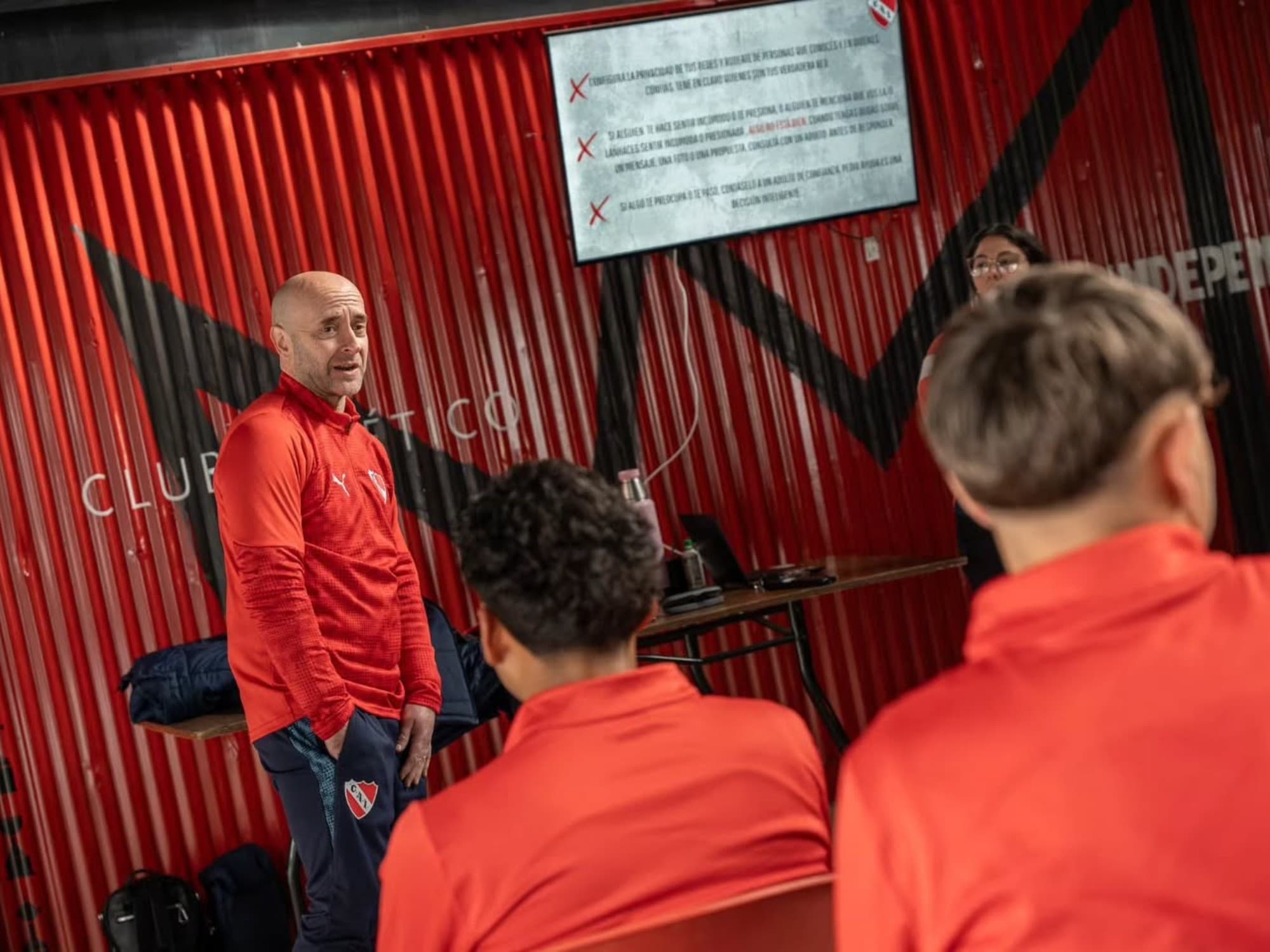 Independiente capacita a sus juveniles en la prevención del grooming tras denunciar tres casos
