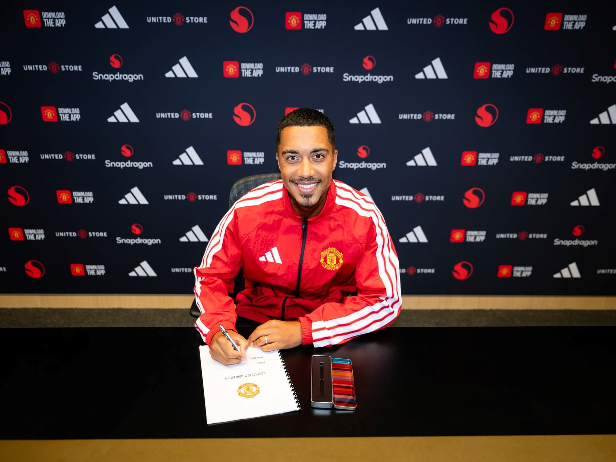 El Aston Villa del Dibu Martínez pierde a una de sus figuras: Tielemans se muda al Manchester United