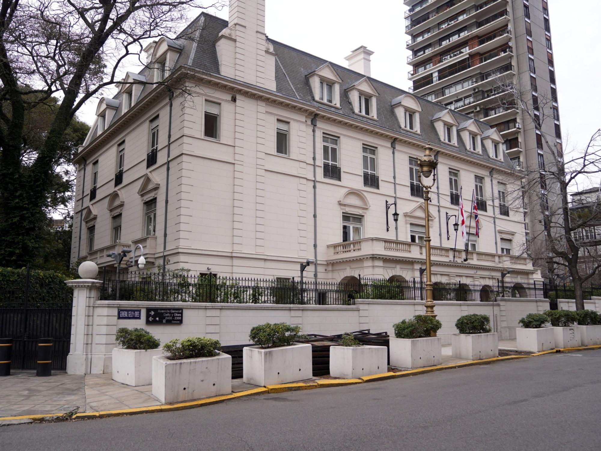 Refuerzan la seguridad en la embajada británica en Buenos Aires antes de las semifinales