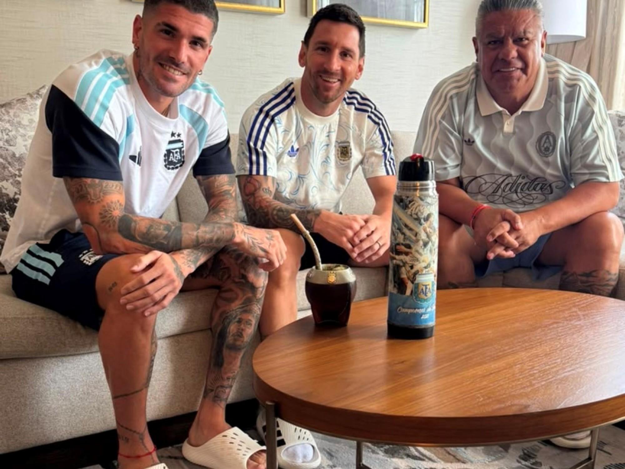 Chiqui Tapia cumplió con su clásico ritual junto a Messi y De Paul antes de enfrentar a Inglaterra