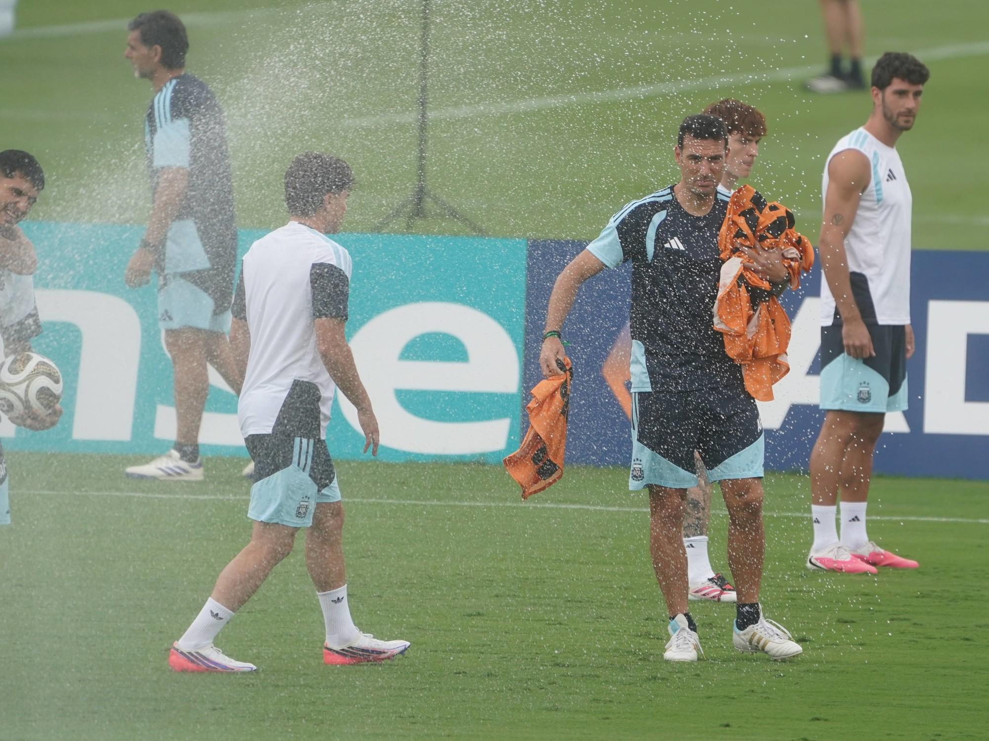 Scaloni mantiene el misterio: las dudas y certezas de la Selección antes de Inglaterra